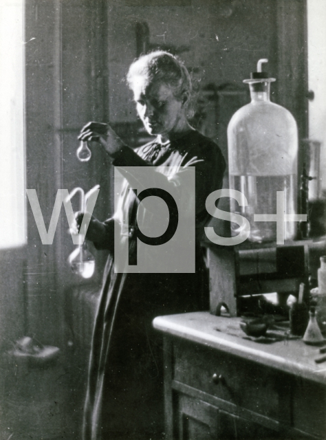 ｜実験室でのマリ・キュリー、1925年
