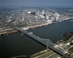 ｜ニューオーリンズ中心部とミシシッピ川に架かる鉄橋