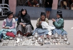 ｜聖フランシスコ教会の近くで銀食器を売るアイマラ族