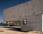 NIEMEYER Oscar｜三権広場に建つ市民博物館の壁にあるクビチェック大統領の記念碑