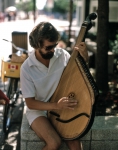 ｜スパークス・ストリートで楽器を演奏する盲人