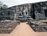 ｜ガル・ヴィハーラ寺院の座仏像