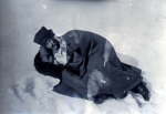 ｜従軍中、雪の中で休息するアタテュルク