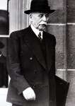 ｜内閣総理庁を出るペタン、1940年