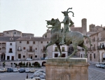 ｜生家のあるトルヒージョに建つピサロの記念騎馬像