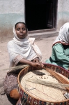 ｜籠を編むハラリ族の女性