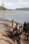 ｜アデレ湖から水汲みをする農民たち