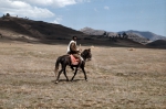 ｜平原を馬でデブレリバノスへ行く農民