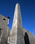 ｜ルクソール神殿、大塔門前に立つラムセス2世のオベリスク