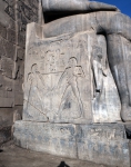 ｜ルクソール神殿、ラムセス2世像の台座レリーフ