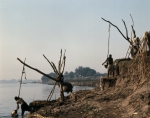 ｜ナイル川の水を手動で汲み上げる農民