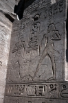 ｜アブ・シンベル大神殿のラムセス2世像の座椅子に描かれたレリーフ