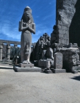 ｜アメン大神殿に立つピノジェム王とその妻の像
