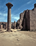 ｜アメン大神殿に立つピノジェム王とその妻の像