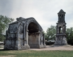 ｜グラヌムの凱旋門と死者記念塔 （霊廟）
