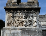 ｜グラヌムの死者記念塔 （霊廟）の基壇レリーフ