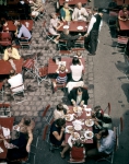 ｜広場で昼食をとる市民