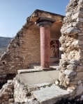 ｜クノソッス宮殿の百合を持つ王子の壁画のある入口柱廊