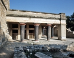 ｜クノソッス宮殿の双斧の間入口の柱廊