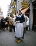 ｜チーズ市場で働く民族衣装を着た女性