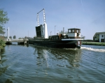 ｜リッセ近郊の運河にて跳ね橋を潜る船