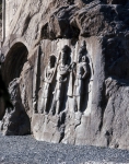 ｜ターク・イ・ブスタン大石窟、「アルダシール2世の叙任式」