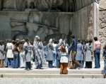 ｜ターク・イ・ブスタン大石窟の「ホスロー2世の騎馬像」を見物する人々