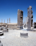 ｜ペルセポリス、トリピュロン（三方門）とアパダナ（謁見の間）の石柱