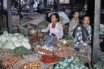 ｜市場にて野菜を売る女性