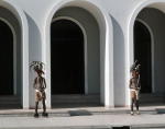 ｜ポルトガル植民地時代の衣装をまとった政府庁舎の守衛