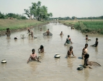 ｜灌漑水路で小魚を釣る人々