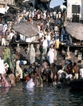 ｜ガンジス川で沐浴する人々