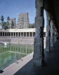 ｜ミーナークシ寺院、人工池と回廊と南塔門