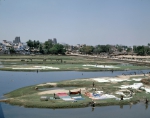｜ヴァイガイ川で洗濯物を乾燥させてる人々