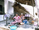 ｜カーンチプラムの工房で綿糸紡績する女性