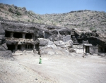 ｜エローラ石窟、第32窟（左）と第34窟