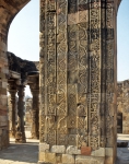 ｜礼拝の真正面壁に残る赤砂岩のアーチの装飾部分