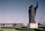｜フィウミチーノ空港の前に建つレオナルド・ダ・ヴィンチ像