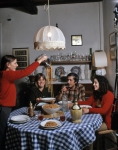 ｜パスタを食べているイタリアの家族