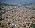 ｜フィレンツェの中心部とアルノ川