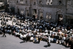 ｜アルフセイン・モスクの前で礼拝する信者たち