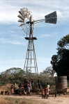 ｜風車のある井戸で水汲みをする農民