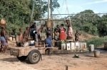 ｜風車のある井戸で水汲みをする農民