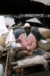 ｜イソトリ市場で幼児を抱くメリナ族の男性
