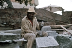 ｜アンタナナリボ駅の裏で働く石工技師