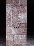 ｜テオティワカン遺跡、ケツァルパパロトルの宮殿の柱レリーフ