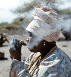 ｜パイプを吸うダマラ族の女性