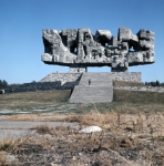 ｜マイダネク強制収容所に立つ記念碑