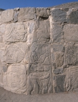 ｜セロ・セチン遺跡、神殿基壇の人物レリーフ