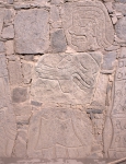 ｜セロ・セチン遺跡、神殿基壇の人物レリーフ